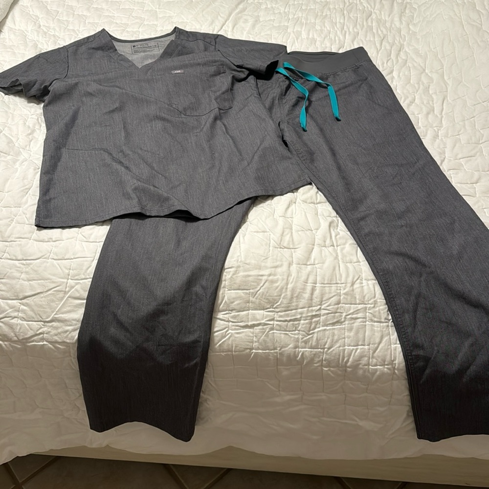 Figs scrub set size large livingston pants and medium Catarina top